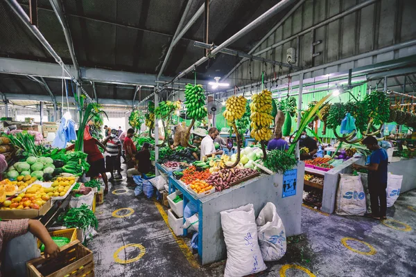 몰디브 2021 도시의 몰디비아 시장에서 신선하고 채소를 사람들 — 스톡 사진