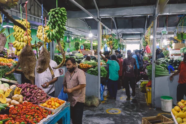 Mężczyzna Malediwy Czerwca 2021 Mieszkańcy Kupują Świeże Kolorowe Owoce Warzywa — Zdjęcie stockowe