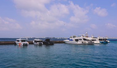 Erkek, Maldivler - 25 Haziran 2021: Maldivler 'deki Mavi Su Limanı' nda renkli tekne ve gemiler