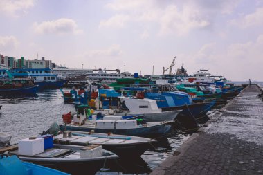 Erkek, Maldivler - 25 Haziran 2021: Maldivler 'deki Mavi Su Limanı' nda renkli tekne ve gemiler