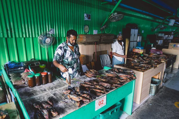 Male Malediven Juni 2021 Lokaler Verkäufer Von Getrocknetem Fisch Auf — Stockfoto