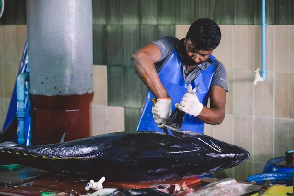 Man Malediven Juni 2021 Lokale Maldiven Vissersslager Een Grote Tonijnvis — Stockfoto