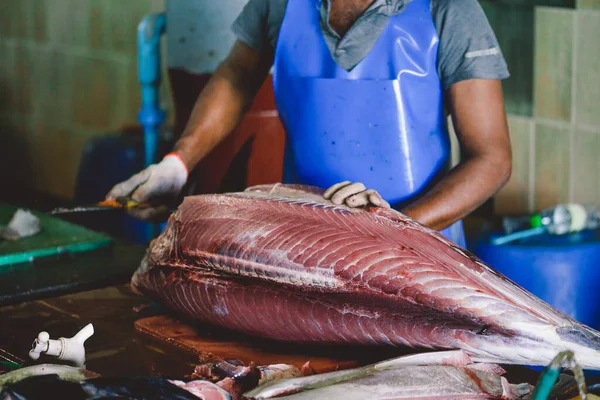 Man Maldiverna Juni 2021 Lokal Maldivisk Fiskare Slaktare Stor Tonfisk — Stockfoto