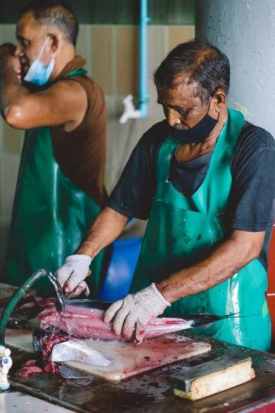 Man Malediven Juni 2021 Lokale Maldiven Vissersslager Een Grote Tonijnvis — Stockfoto