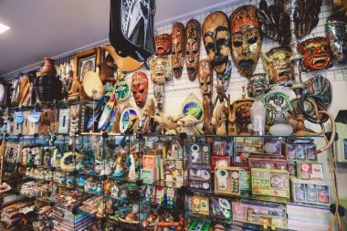 Maldivler 'deki Maldivler Marketinde Parlak ve Renkli Hediyeler ve Hediyeler 