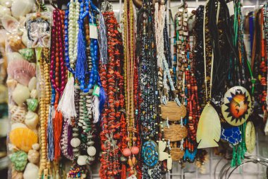 Maldivler 'deki Maldivler Marketinde Parlak ve Renkli Hediyeler ve Hediyeler 
