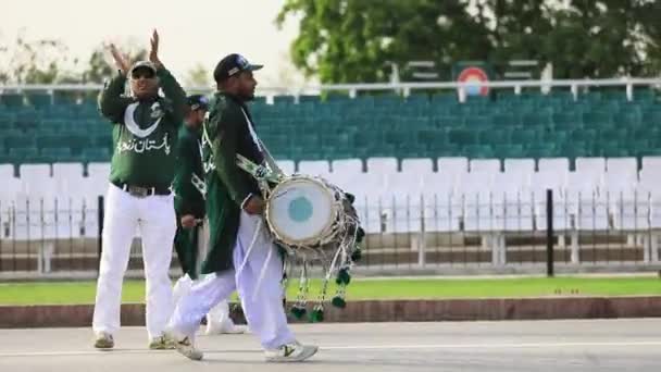 2021年7月22日パキスタン アタリ国境ショーに行進する明るい軍事制服を着た勇敢なパキスタン兵士 — ストック動画