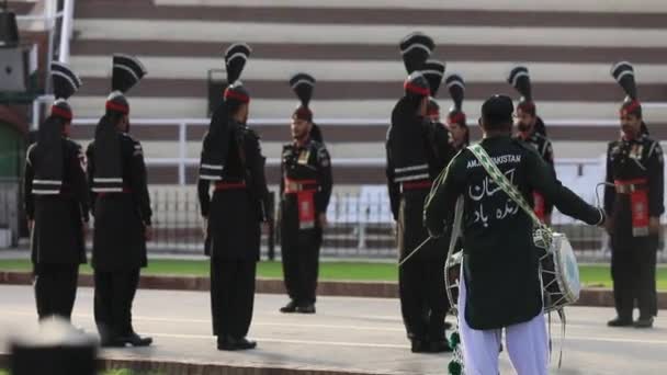 Granica Wagah Pakistan Lipca 2021 Odważni Pakistańscy Żołnierze Jasnym Mundurze — Wideo stockowe