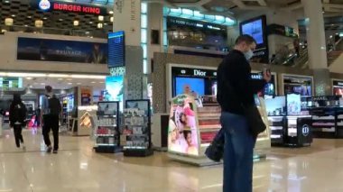 Abu Dabi, BAE - 23 Şubat 2022: Havaalanı terminalindeki insanlar, gümrüksüz