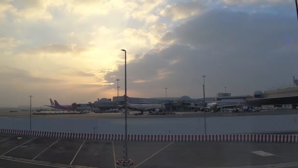 Timelapse Των Αεροσκαφών Συντήρησης Και Επιβίβασης Στο Αεροδρόμιο — Αρχείο Βίντεο
