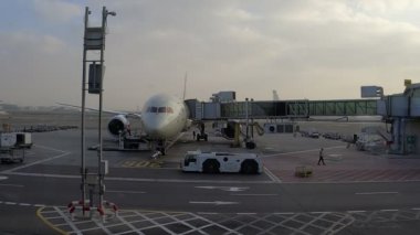 Havaalanındaki servis ve biniş uçaklarının zamanı.