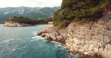 Karadağ 'ın Adriyatik kıyısındaki Saint Stephen (Sveti Stefan) adasına 4K Hava Görüntüsü
