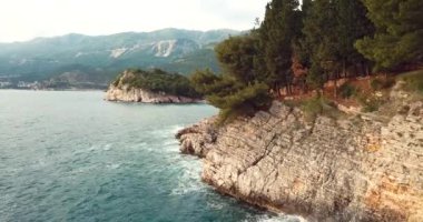 Karadağ 'ın Adriyatik kıyısındaki Saint Stephen (Sveti Stefan) adasına 4K Hava Görüntüsü