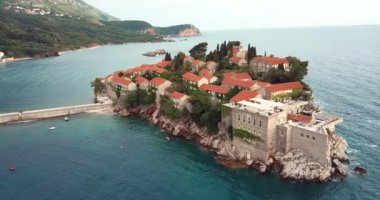 Karadağ 'ın Adriyatik kıyısındaki Saint Stephen (Sveti Stefan) adasına 4K Hava Görüntüsü