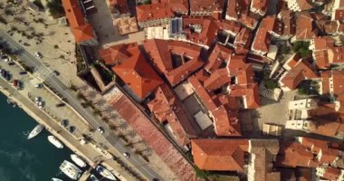 Karadağ 'ın Adriyatik Denizi kıyısındaki Kotor kasabasına 4K Hava Görüntüsü
