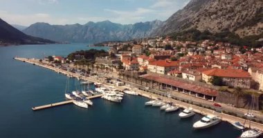 Karadağ 'ın Adriyatik Denizi kıyısındaki Kotor kasabasına 4K Hava Görüntüsü