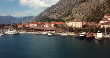 Karadağ 'ın Adriyatik Denizi kıyısındaki Kotor kasabasına 4K Hava Görüntüsü
