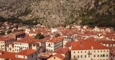 Karadağ 'ın Adriyatik Denizi kıyısındaki Kotor kasabasına 4K Hava Görüntüsü