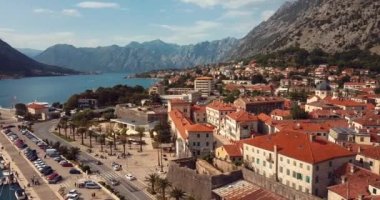Karadağ 'ın Adriyatik Denizi kıyısındaki Kotor kasabasına 4K Hava Görüntüsü
