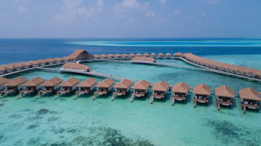 Hint Okyanusu, Maldivler 'in Kalbindeki Açık Mavi Su Villaları' na Havadan Bakış