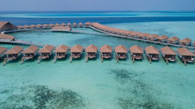 Hint Okyanusu, Maldivler 'in Kalbindeki Açık Mavi Su Villaları' na Havadan Bakış