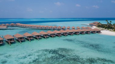 Hint Okyanusu, Maldivler 'in Kalbindeki Açık Mavi Su Villaları' na Havadan Bakış