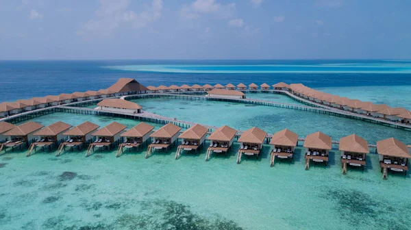 Aerial View Luxury Water Villas Clear Blue Water Στην Καρδιά — Φωτογραφία Αρχείου