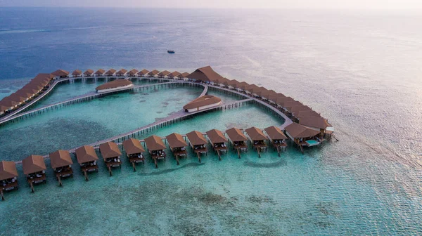 Aerial View Luxury Water Villas Clear Blue Water Στην Καρδιά — Φωτογραφία Αρχείου