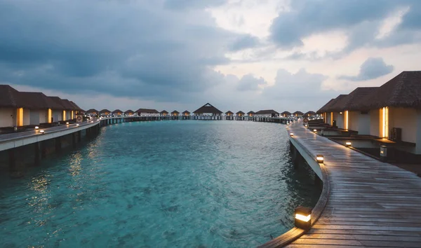 Sunset View Luxury Water Villas Clear Blue Water White Sand — Stockfoto