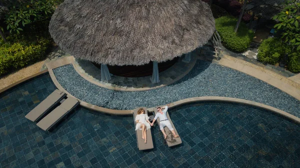 Seyşeller 'in tropik cennetinde güneşli yataklarda bir çift.
