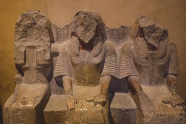 Orta Doğu ve Mısır 'ın en eski arkeoloji müzesi Kahire Mısır Müzesi' ndeki hasarlı Antik Mısır heykelleri