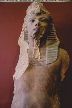 Orta Doğu ve Mısır 'ın en eski arkeoloji müzesi Kahire Mısır Müzesi' ndeki hasarlı Antik Mısır heykelleri