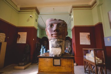 Orta Doğu ve Mısır 'ın en eski arkeoloji müzesi Kahire Mısır Müzesi' ndeki hasarlı Antik Mısır heykelleri