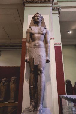 Kahire Mısır Müzesi 'ndeki Büyük Taş Antik Mısır heykelleri, Orta Doğu' daki en eski arkeoloji müzesi, Mısır