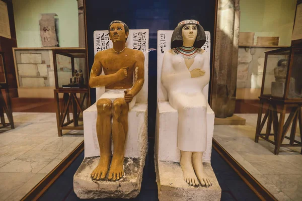 Kahire Mısır Müzesi 'ndeki Büyük Taş Antik Mısır heykelleri, Orta Doğu' daki en eski arkeoloji müzesi, Mısır