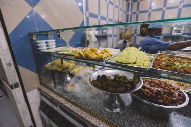 Giza, Mısır - 02 Kasım 2021: Mısır Giza şehir merkezinde Yumurta ve Falafel ile Sokak Arap Yemekleri 
