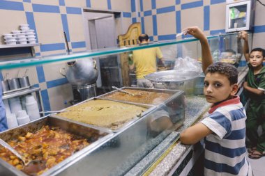 Giza, Mısır - 02 Kasım 2021: Mısır Giza şehir merkezinde Yumurta ve Falafel ile Sokak Arap Yemekleri 