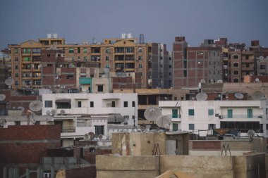 Günbatımı Şehir Manzarası Giza Şehri Renkli Gökyüzü ve Yerel Binaları ile, Mısır