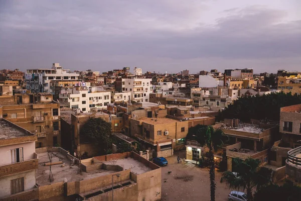 エジプトのカラフルな空と地元の建物があるギザ市への夕日の街の景色 — ストック写真
