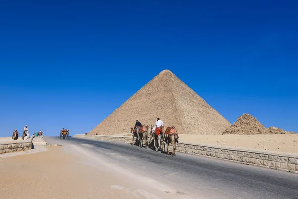 Mavi Gök Gün Işığı Altındaki Büyük Giza Piramidine Doğal Görünüm — Stok fotoğraf