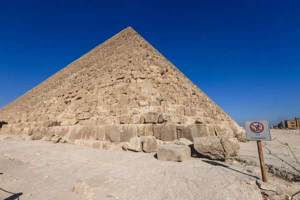 Vista Naturale Della Grande Piramide Giza Sotto Cielo Blu Luce — Foto Stock