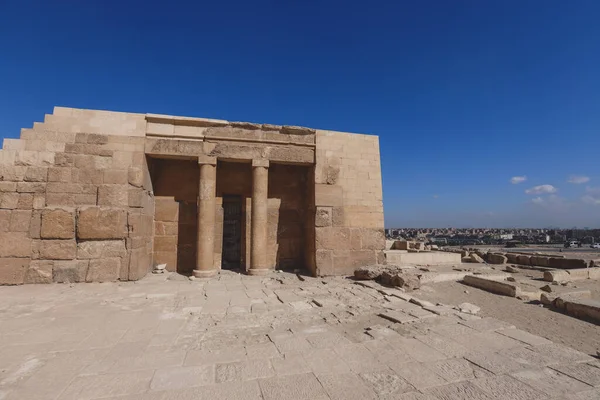 Mavi Gök ve Gün Işığı altındaki Büyük Giza Piramidine Doğal Görünüm Giza piramidinin en eski ve en büyük piramididir.