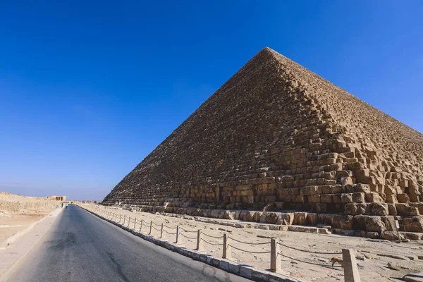 Mavi Gök Gün Işığı Altındaki Büyük Giza Piramidine Doğal Görünüm — Stok fotoğraf