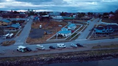 Şili 'deki Puerto Natales' in hava görüntüsü, 4K