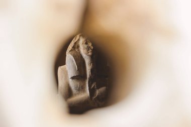 Cenaze kompleksi yakınlarındaki antik harabeler ve sütunlar ve Mısır 'ın Saqqara kentindeki Djoser Piramidi.