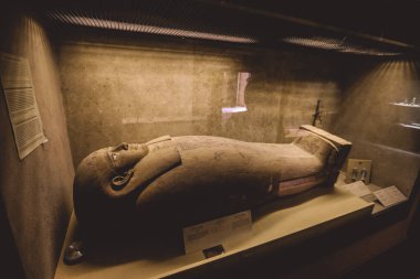 Saqqara, Mısır - 02 Kasım 2021: Aşağı Mısır 'daki Saqara mezarlığı yakınlarında yer alan Imhotep Müzesinde Antik Mısır sergileri