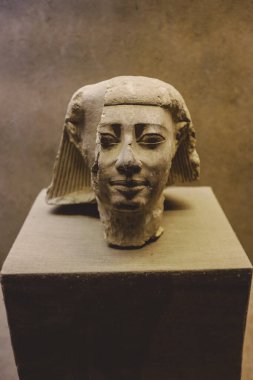 Saqqara, Mısır - 02 Kasım 2021: Aşağı Mısır 'daki Saqara mezarlığı yakınlarında yer alan Imhotep Müzesinde Antik Mısır sergileri