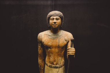 Saqqara, Mısır - 02 Kasım 2021: Aşağı Mısır 'daki Saqara mezarlığı yakınlarında yer alan Imhotep Müzesinde Antik Mısır sergileri