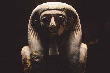 Saqqara, Mısır - 02 Kasım 2021: Aşağı Mısır 'daki Saqara mezarlığı yakınlarında yer alan Imhotep Müzesinde Antik Mısır sergileri