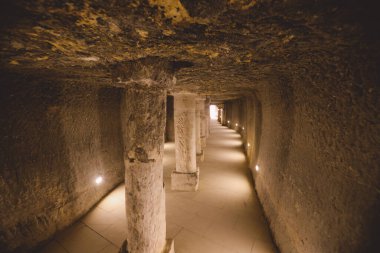 Mısır 'ın Saqqara mezarlığındaki Antik Adım Piramidinin Tuğla Duvarları ve Taş Sütunları' nın İçinde
